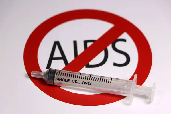 Een Spuit Het Symbool Van Geen Aids Witte Achtergrond — Stockfoto