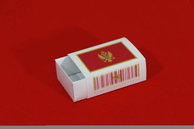 Barkodlu beyaz kutuda Karadağ bayrağı, mavi arka planda ülke bayrağı, eşleşme için kağıt ambalajı veya ürünler. Karadağ 'dan ihracat ticareti kavramı.