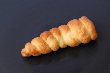 Karanlık zeminde krema ya da ekmek külahları.