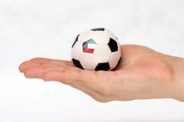 Mini futbol elinde ve futbolun bir siyah noktası beyaz arka planda Kuveyt bayrağı. Spor kavramı mı yoksa el altındaki oyun mu?.