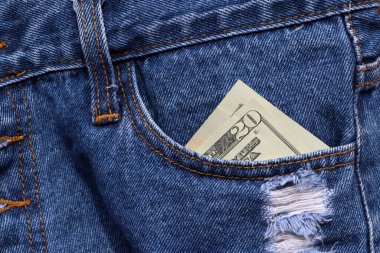 Banknotun parası kot pantolonun cebinde yirmi Amerikan doları. Tasarruf veya finans kavramı.
