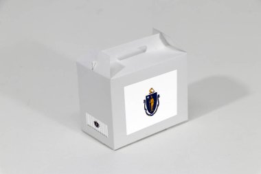 Beyaz kutuda Massachusetts bayrağı ve beyaz arka planda eyalet bayrağı. Massachusetts 'ten ihracat ticareti kavramı, kağıt ambalaj ürünleri.