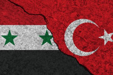 Suriye cumhuriyeti bayrağı ile Türkiye arasındaki beton duvarlar çatladı. Çatışma ya da kötü ilişki kavramı.
