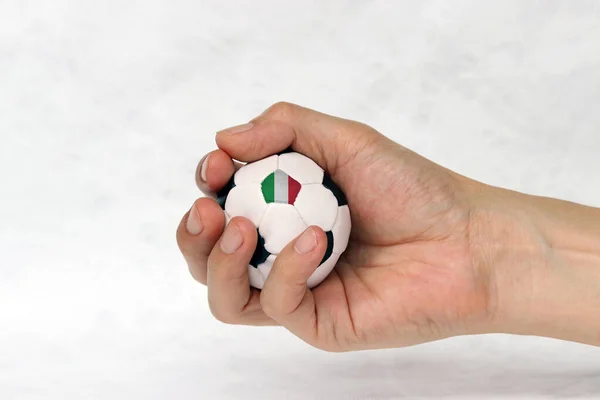 手中的迷你足球和足球的一个黑点是意大利国旗的白色背景 体育或手握游戏的概念 — 图库照片