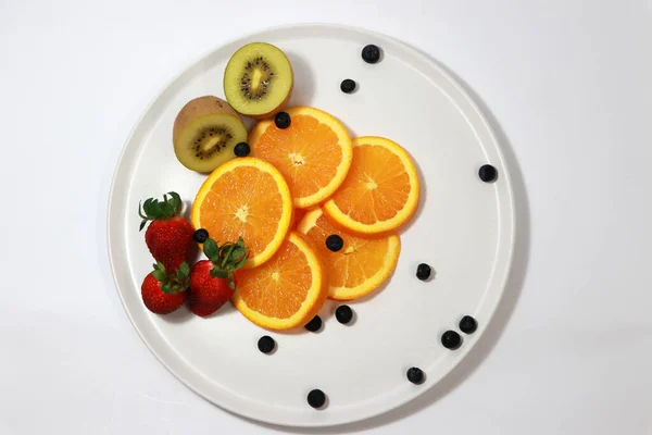 Cienkie Okrągłe Kawałki Pomarańczy Stos Wraz Truskawki Owoce Kiwi Jagody — Zdjęcie stockowe