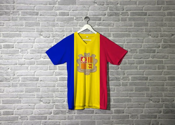 Bandeira Andorra Camisa Pendurado Parede Com Papel Parede Padrão Tijolo — Fotografia de Stock