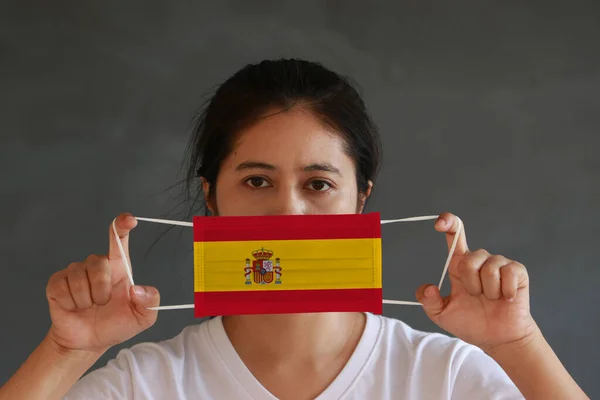Uma Mulher Camisa Branca Com Bandeira Espanha Máscara Higiênica Mão — Fotografia de Stock