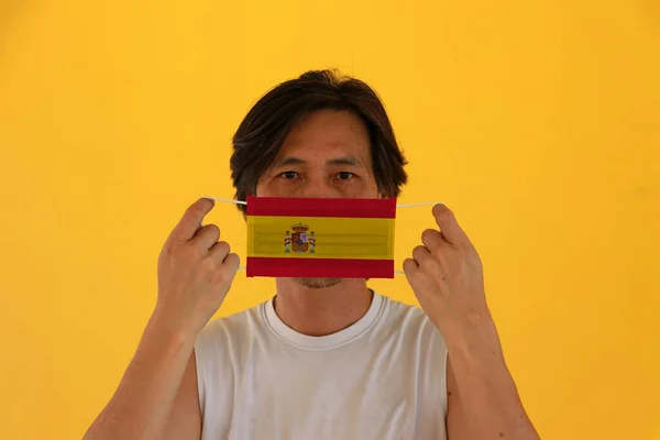 Homem Com Bandeira Espanhola Máscara Higiênica Mão Levantou Rosto Frente — Fotografia de Stock