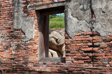 Görüntü pencereden baktığında Phutthaisawan Tapınağı Ayutthaya, Tayland 'daki yaslanmış Buda heykelinin yüzüne bakıyor..