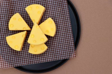 Tom ve Jerry 'nin yaptığı Cheese Cake Tom ve Jerry kahverengi yerdeki siyah yuvarlak tabakta kahverengi viski kağıdının üzerinde beyaz çikolatadan yapıyorlar..