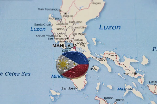 フィリピンのコインにピリピンの旗マニラ市の近くの地図上の1ペソのお金 旅行の概念 — ストック写真