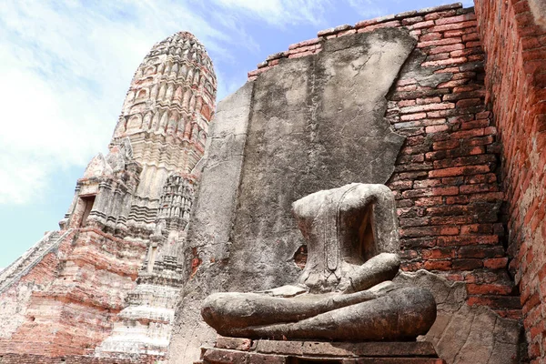 Estátua Buda Velha Danificada Sem Cabeça Meio Ruínas Templo Chaiwatthanaram — Fotografia de Stock
