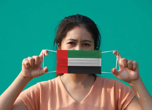 Une Femme Avec Drapeau Des Émirats Arabes Unis Sur Masque — Photo