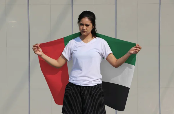 Mooie Dame Houdt Verenigde Arabische Emiraten Vlag Haar Handen Grijze — Stockfoto