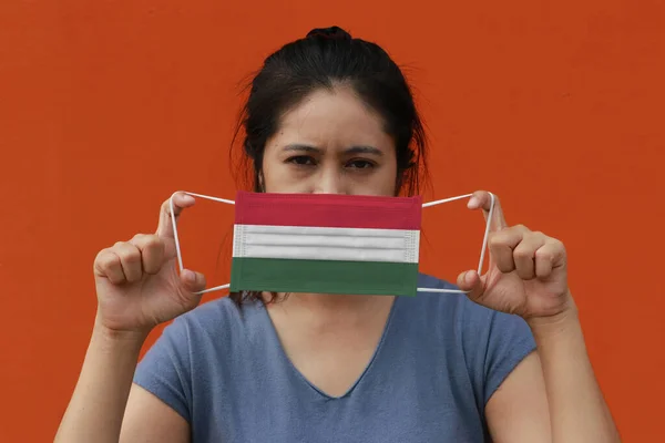 Une Femme Avec Drapeau Hongrois Sur Masque Hygiénique Main Levé — Photo