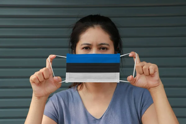 Una Mujer Con Bandera Estonia Con Máscara Higiénica Mano Levantó —  Fotos de Stock