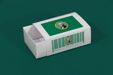 Beyaz barkodlu beyaz kutuda Washington bayrağı yeşil arka planda eyalet bayrağı, eşleşme için kağıt ambalaj. Washington 'dan ihracat ticareti kavramı.