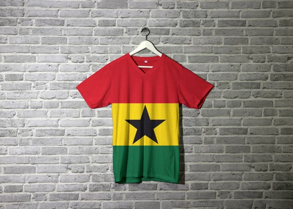 Ghanská Vlajka Košili Visící Zdi Cihlovým Vzorem Tapety Horizontální Triband — Stock fotografie