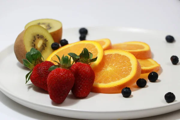 Die Dünnen Runden Orangenscheiben Stapeln Sich Zusammen Mit Erdbeere Kiwi — Stockfoto