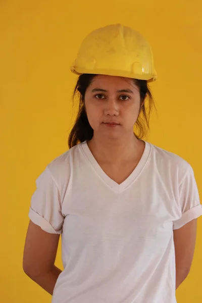 Γυναίκα Πολιτικός Μηχανικός Αρχιτέκτονας Κίτρινο Κράνος Και Φορούν Λευκό Shirt — Φωτογραφία Αρχείου