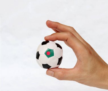 Mini futbol topu elinde, beyaz arka planda iki parmağınla tut. Spor kavramı ya da ele alınan oyun ya da küçük mesele.