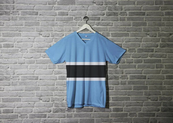 Botswana Vlag Shirt Opknoping Aan Muur Met Baksteen Patroon Behang — Stockfoto