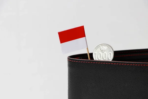 一千卢比 白色背景的黑色皮夹上有迷你印度尼西亚国旗棒 金融或货币的概念 — 图库照片