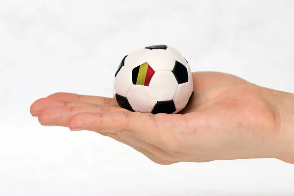 手握白色背景的足球迷你球 体育或手握游戏的概念 — 图库照片