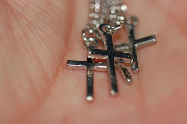 Pulseira Crucifixo Metal Nas Palmas Das Mãos Conceito Crença — Fotografia de Stock