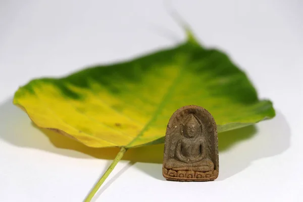 Mały Amulet Buddha Żółtą Zieloną Świętą Figurą Lub Liściem Bodhi — Zdjęcie stockowe