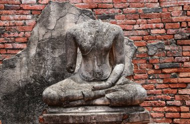 Chaiwatthanaram Tapınağı Ayutthaya, Tayland 'ın kalıntıları arasında kafası olmayan eski Buda heykeli hasar gördü.