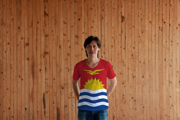 Homem Vestindo Bandeira Kiribati Cor Camisa Com Cruzou Atrás Das — Fotografia de Stock