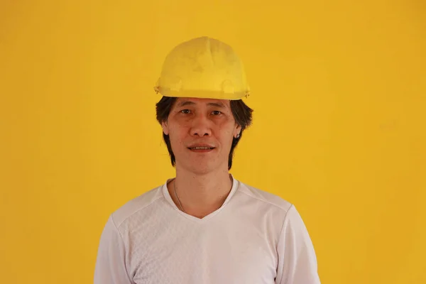 Erkek Inşaat Mühendisi Mimar Sarı Kasklı Sarı Arka Planda Beyaz — Stok fotoğraf