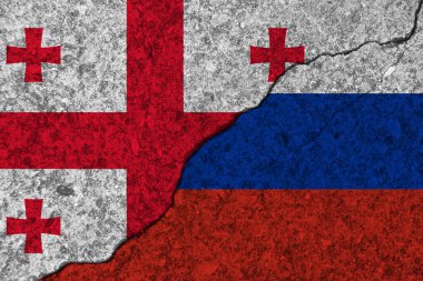 Gürcistan bayrağı ile Rusya arasındaki beton duvarlar çatlamış. Çatışma ya da kötü ilişki kavramı.