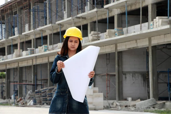 Bauingenieurin Oder Architektin Mit Gelbem Helm Steht Mit Projektskizzen Der — Stockfoto