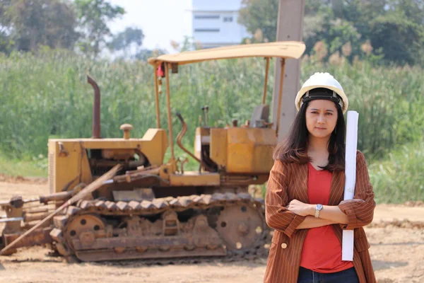 Γυναίκα Πολιτικός Μηχανικός Αρχιτέκτονας Φορούν Λευκό Κράνος Σταυρό Χέρι Κάποιου — Φωτογραφία Αρχείου