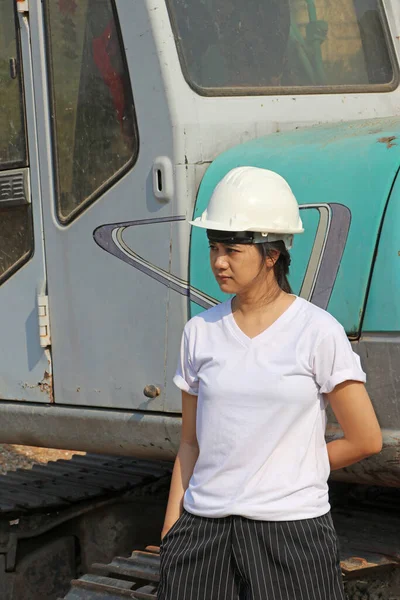 Ingeniera Civil Arquitecta Usa Casco Blanco Camiseta Blanca Pie Junto —  Fotos de Stock