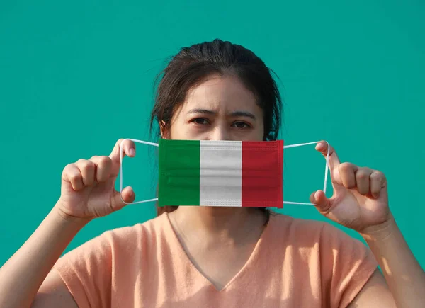 Een Vrouw Met Italië Vlag Hygiënisch Masker Haar Hand Tilde — Stockfoto