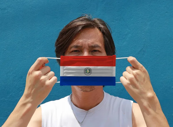 Homem Com Bandeira Paraguaia Máscara Higiênica Mão Levantou Rosto Frente — Fotografia de Stock