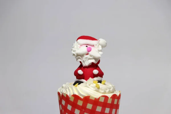 Weihnachten Cupcakes Mit Weihnachtsmann Auf Weißem Hintergrund Dekoriert — Stockfoto