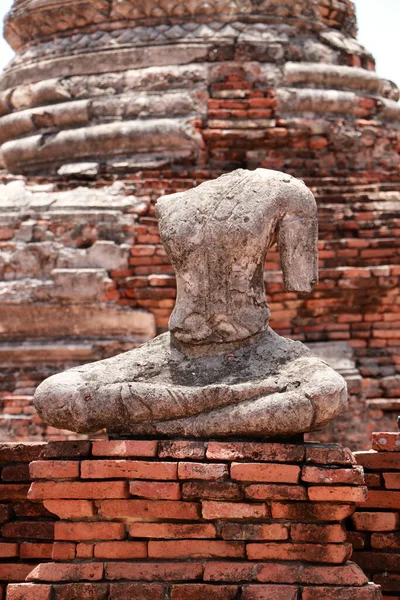 Estátua Buda Velha Danificada Sem Cabeça Meio Ruínas Templo Chaiwatthanaram — Fotografia de Stock