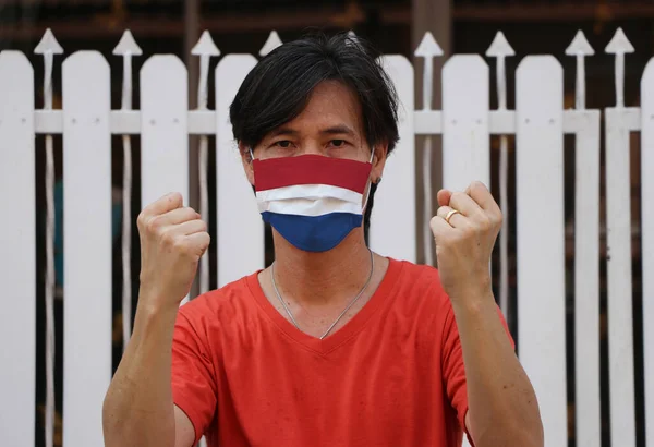 Bandeira Holandesa Máscara Higiênica Mascarado Homem Evitar Germes Com Camisa — Fotografia de Stock
