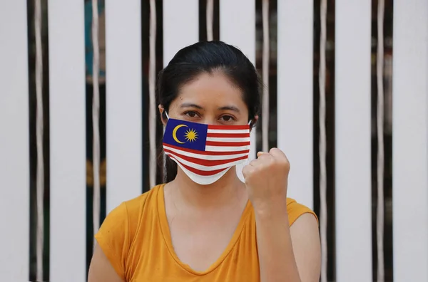 Malaysia Flag Hygienic Mask Masked Asian Woman Prevent Germs Concept — Stock Photo, Image