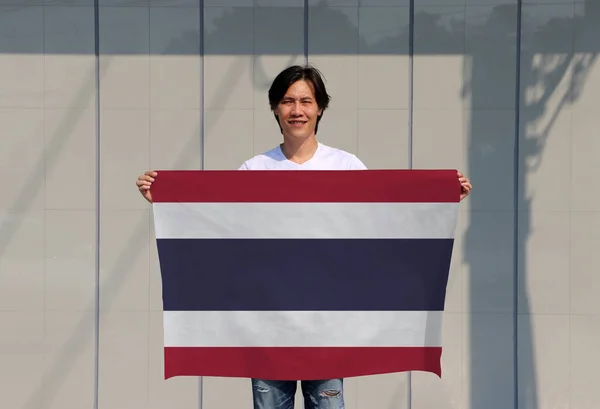 Homme Tient Drapeau Thaïlandais Dans Ses Mains Sur Fond Gris — Photo