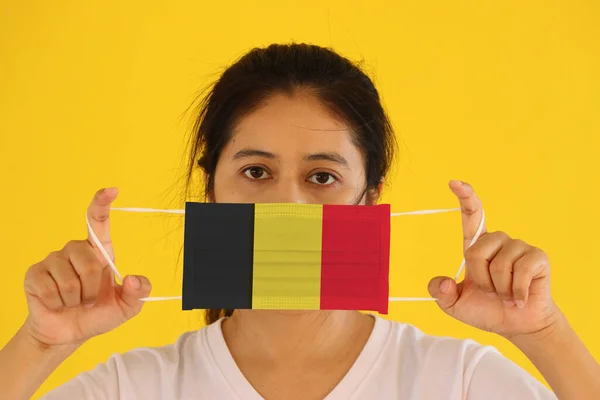 Μια Γυναίκα Λευκό Πουκάμισο Βελγική Σημαία Για Υγιεινή Μάσκα Στο — Φωτογραφία Αρχείου
