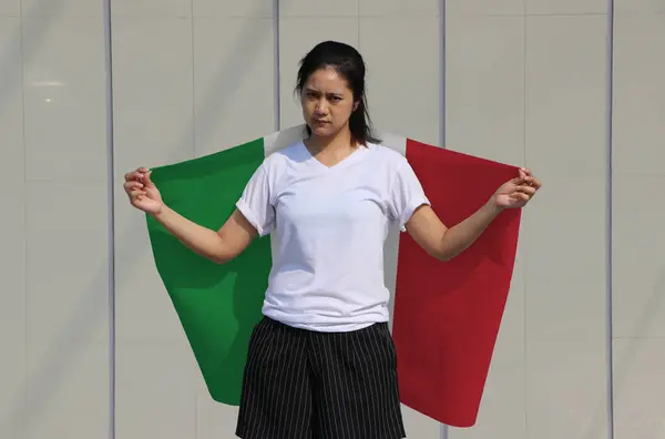 Vrouw Houdt Italië Stof Vlag Haar Schouder Grijze Achtergrond — Stockfoto