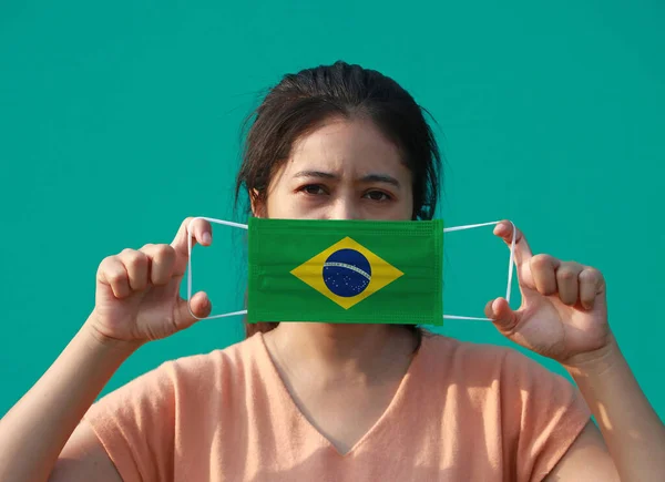 Жінка Бразильським Прапором Гігієнічній Масці Руці Підняла Переднє Обличчя Зеленому — стокове фото