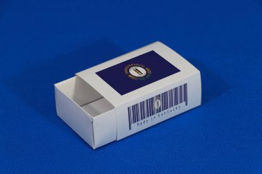 Barkodlu beyaz kutuda Kentucky bayrağı mavi arka planda eyalet bayrağı, eşleşme için kağıt ambalaj. Kentucky 'den ihracat ticareti kavramı.