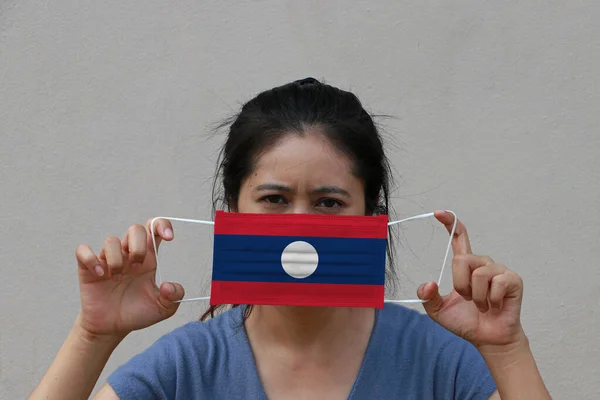 Uma Mulher Com Bandeira Laos Máscara Higiênica Mão Levantou Rosto — Fotografia de Stock