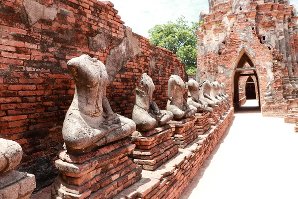 Imagem Prospectiva Antiga Estátua Buda Danificada Sem Cabeça Área Claustro — Fotografia de Stock